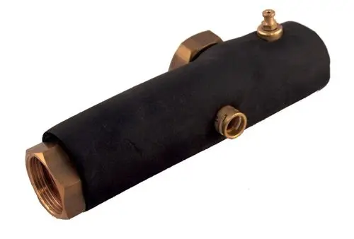 Durchflusssensor mit einem schwarzen Gehäuse und goldfarbenen Anschlüssen. Geeignet für Systeme von Wolf.